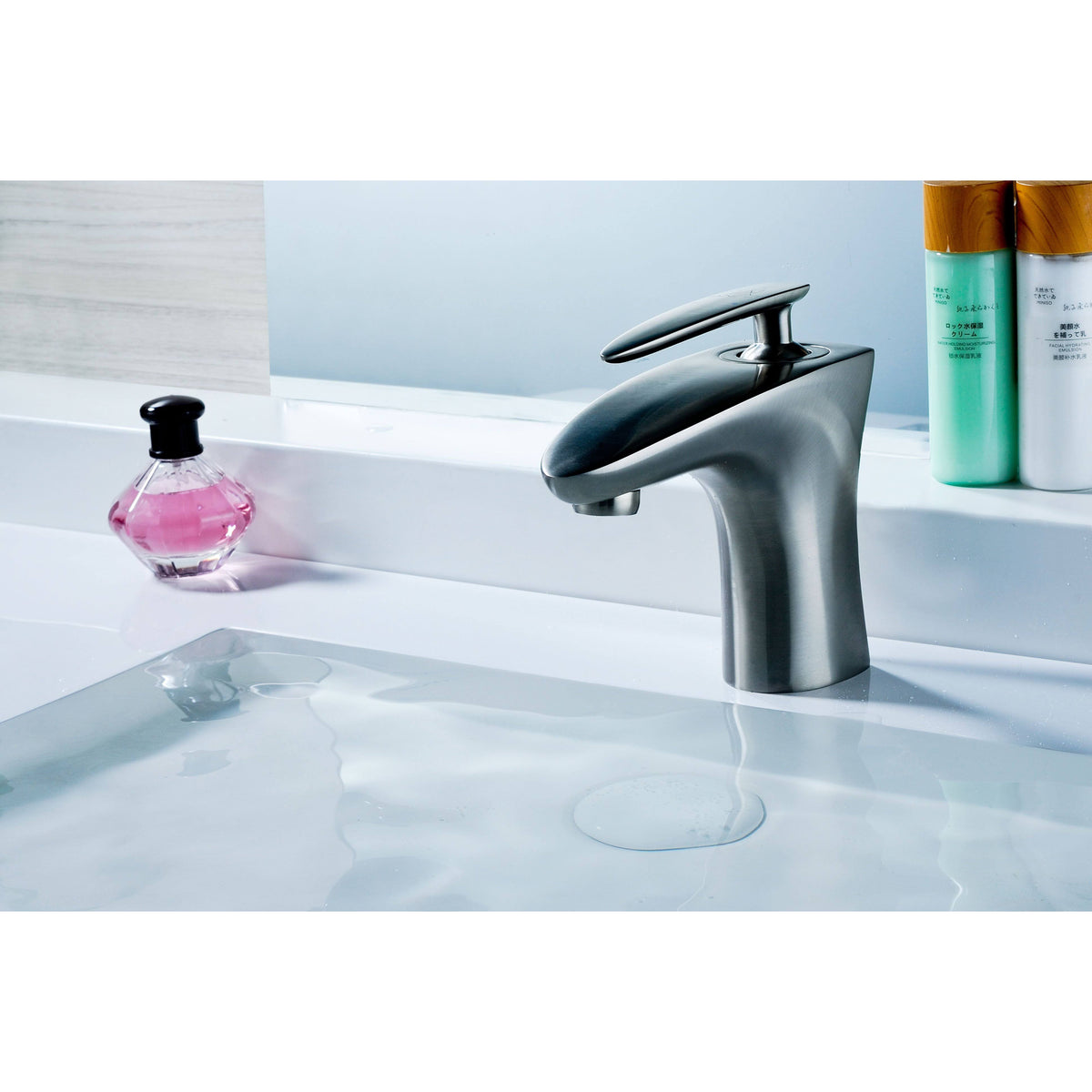 Polished Chrome Single-Handle Bathroom Faucet Y1610