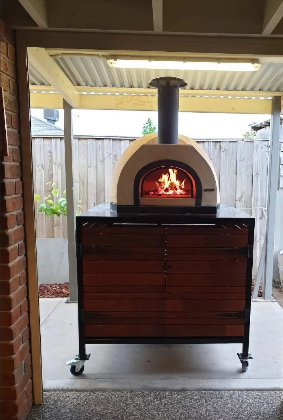 Outdoor Pizza Oven with Black Flue T2100