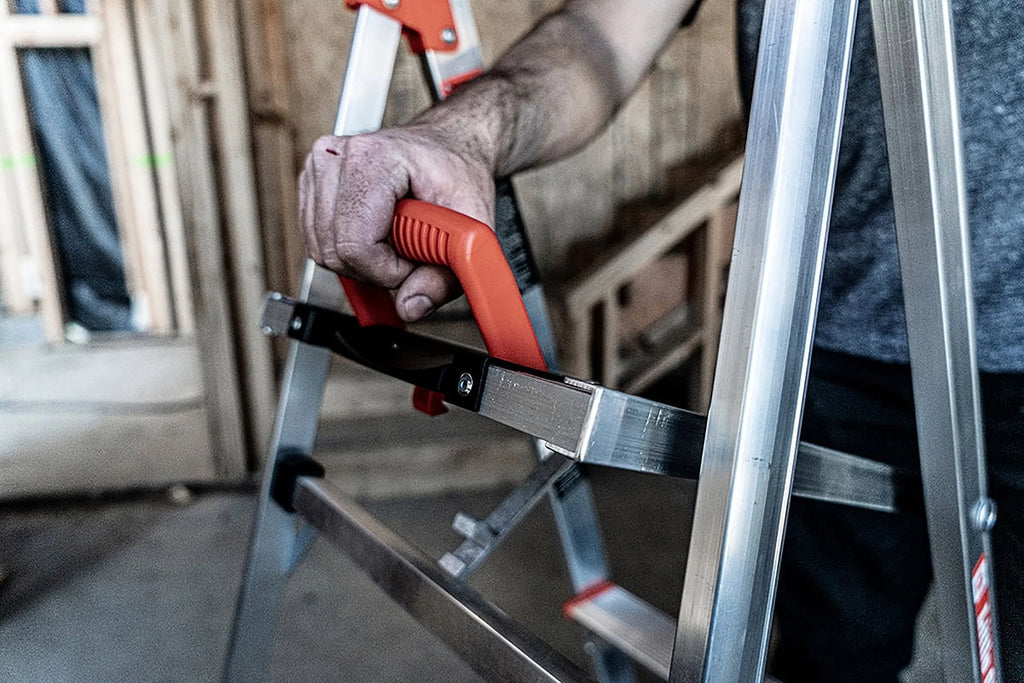 Aluminum 300 Pound Capacity Stepladder E9377