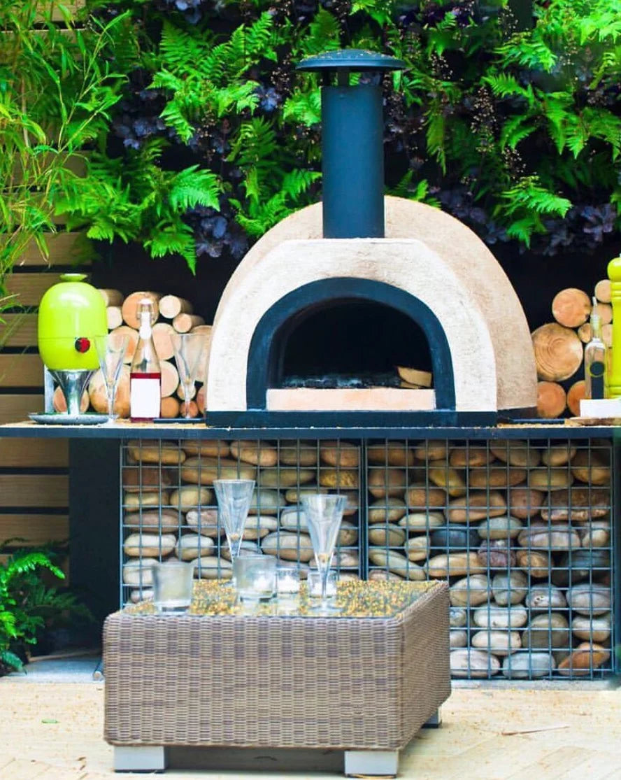 Outdoor Pizza Oven with Black Flue T2100