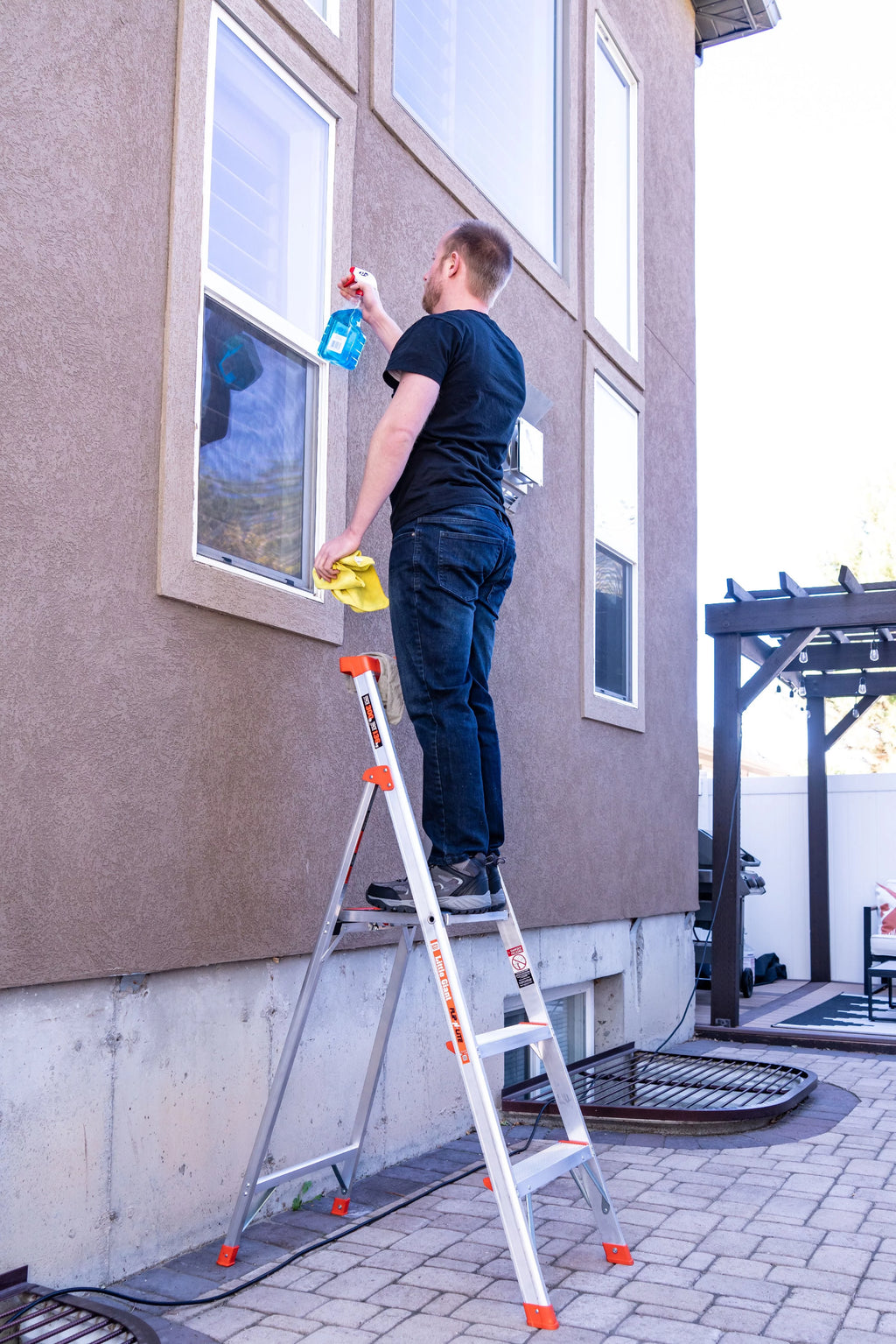 Aluminum 300 Pound Capacity Stepladder E9377