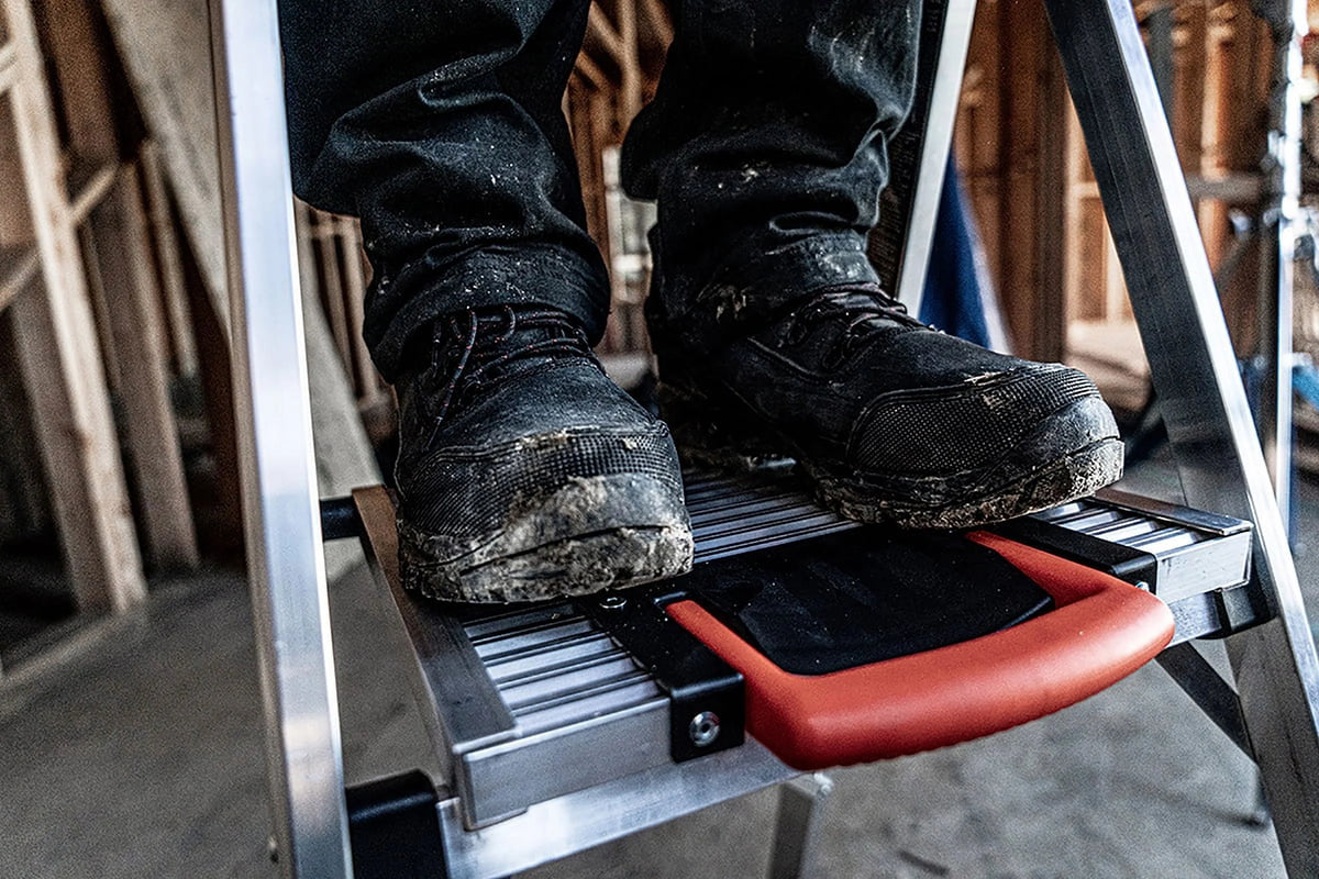 Aluminum 300 Pound Capacity Stepladder E9377