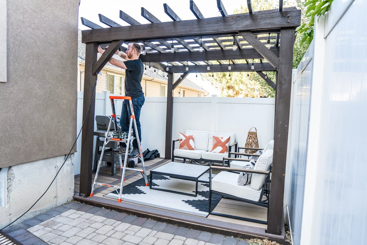Aluminum 300 Pound Capacity Stepladder E9377