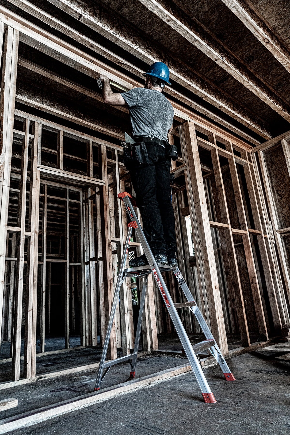 Aluminum 300 Pound Capacity Stepladder E9377